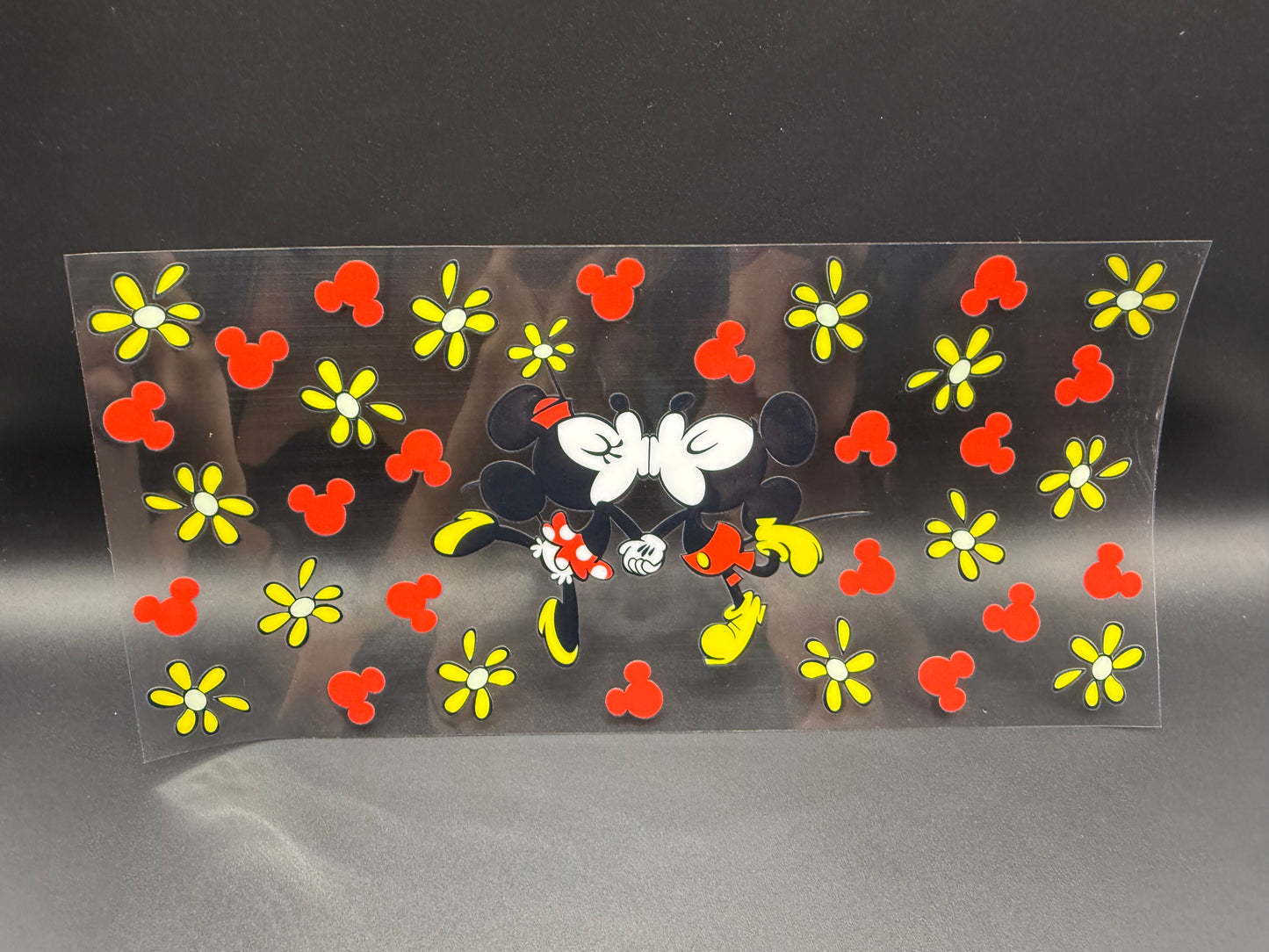 MICKEY & MINNIE SMOOCHING